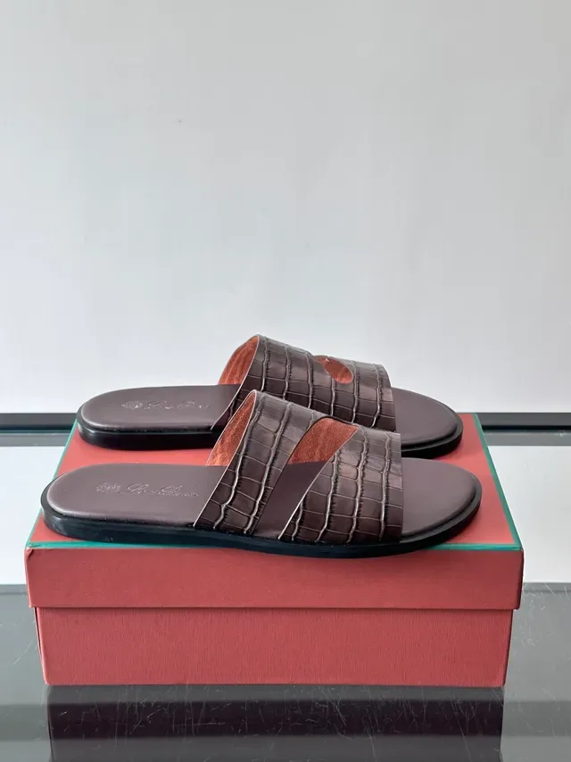 Loro Piana Croc Embossed दो पट्टियों वाला स्लाइड कैजुअल सैंडल 14