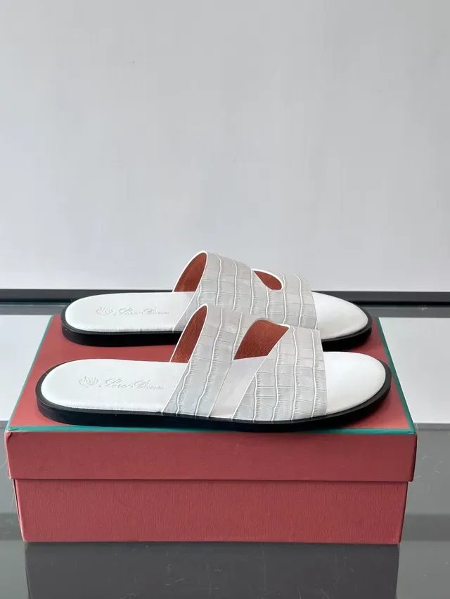 Loro Piana Croc Embossed दो पट्टियों वाला स्लाइड कैजुअल सैंडल 15