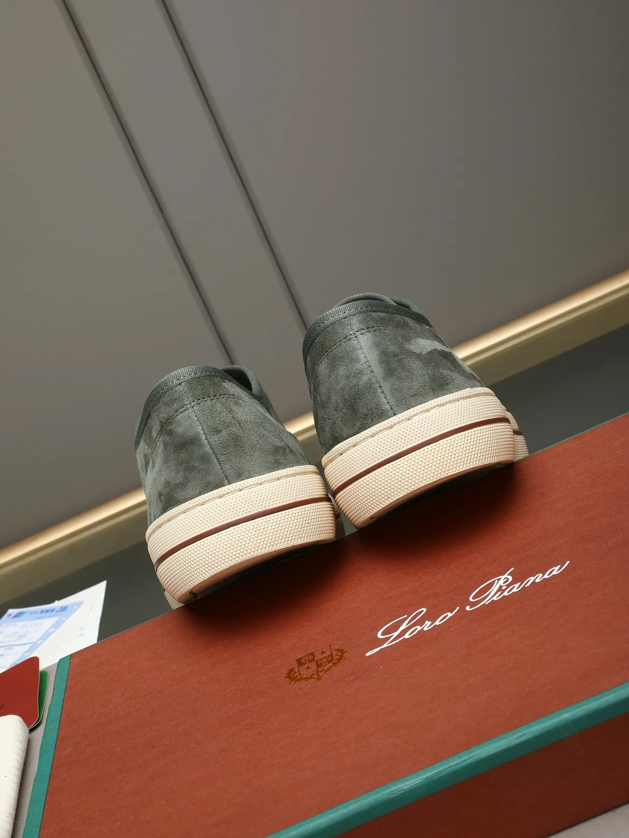 Loro Piana সবুজ বেইজ স্যুয়েড উপর লো-টপ সিলুয়েট ক্যাজুয়াল জুতো 3
