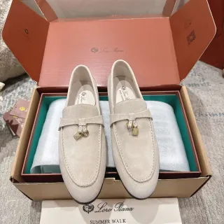 Loro Piana Summer Walk বেইজ সুয়েড টাসেল-লক লুফার