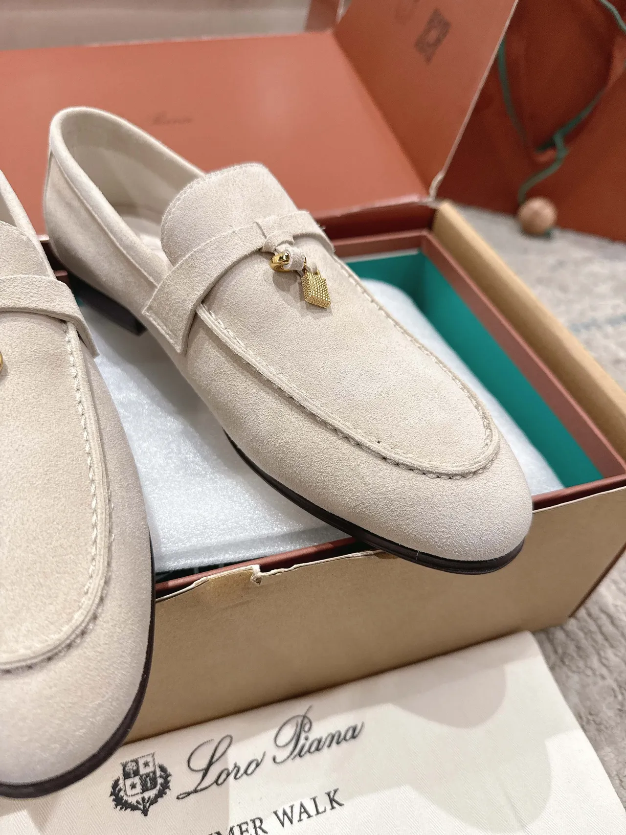 Loro Piana Summer Walk 米色麂皮流苏锁扣乐福鞋 2