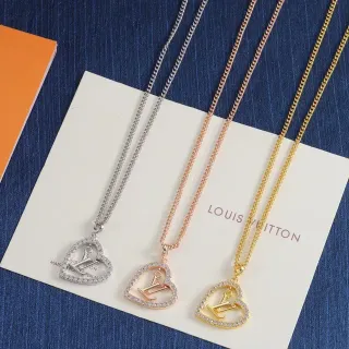 Colar Louis Vuitton Amour de ouro e prata com pingente em forma de coração e borda pavimentada com cristais