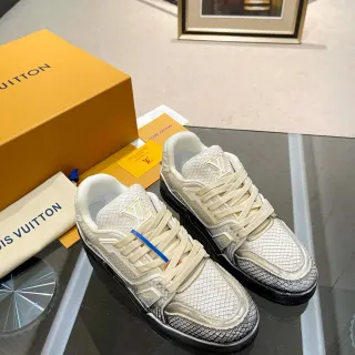 Louis Vuitton Beige Negro Cuero con textura de escama Parte superior Elevada Branding LV Monograma Sneakers lifestyle
