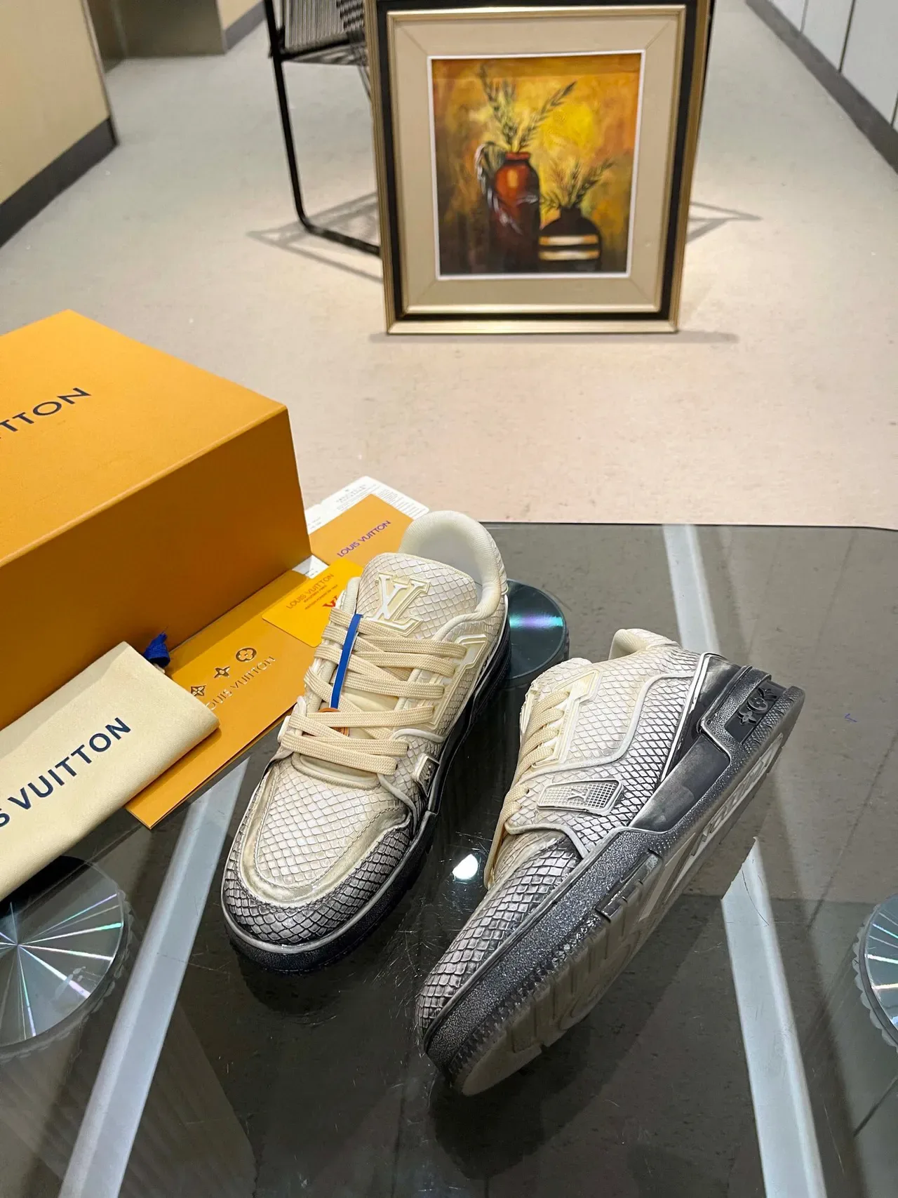 Louis Vuitton Beige Noir Cuir texturé en écaille Partie supérieure Surlevée Marque LV Monogramme Ténis lifestyle 2