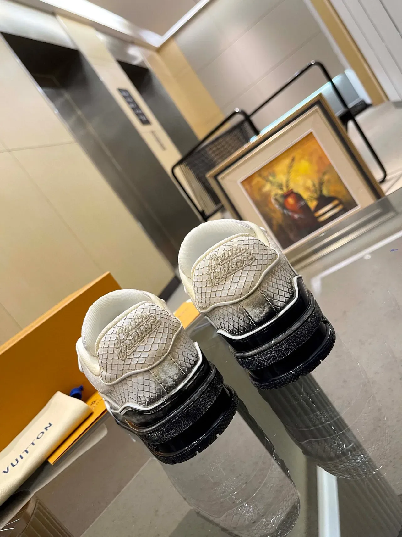 Louis Vuitton Beige Noir Cuir texturé en écaille Partie supérieure Surlevée Marque LV Monogramme Ténis lifestyle 3