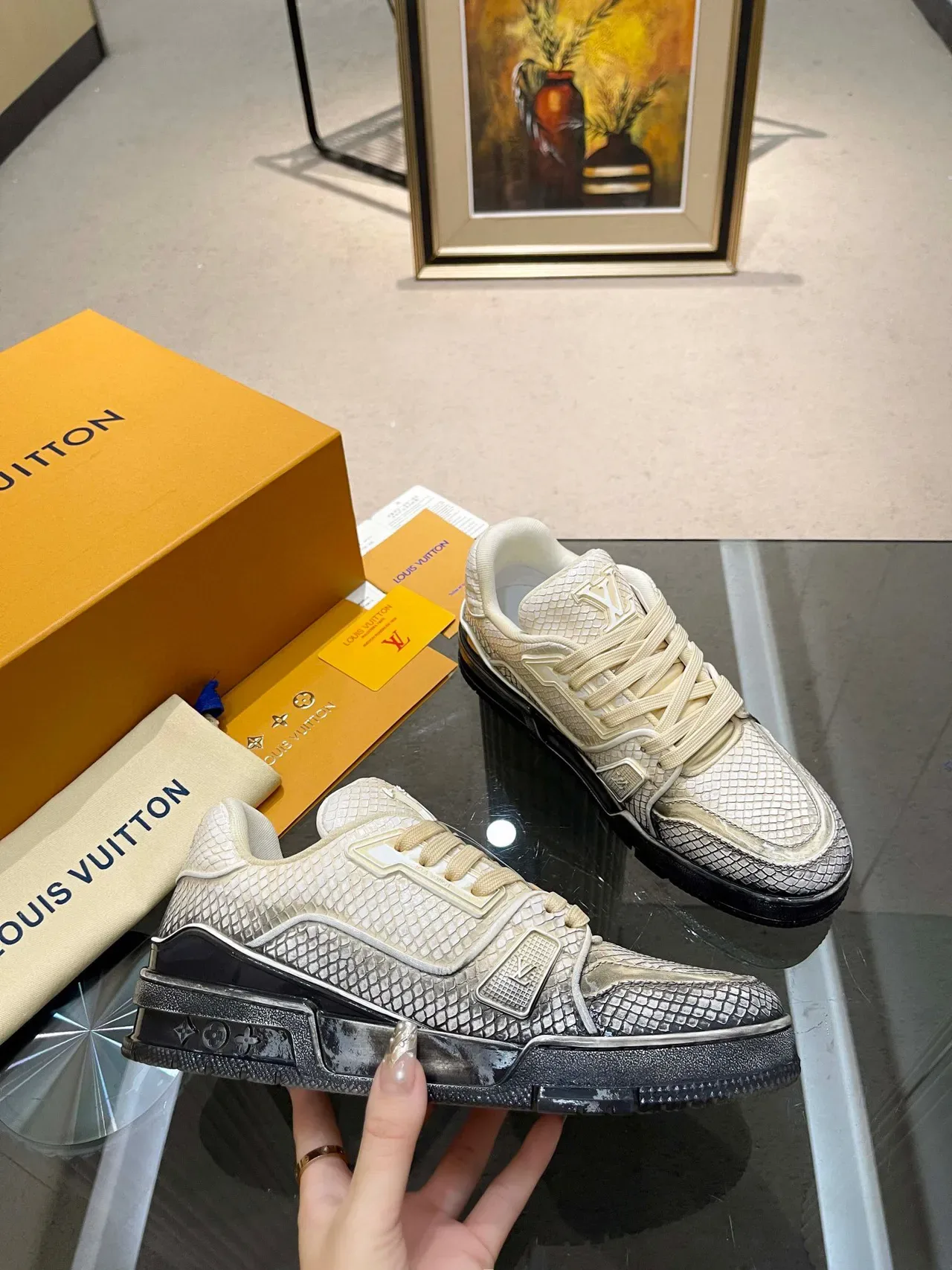 Louis Vuitton Beige Noir Cuir texturé en écaille Partie supérieure Surlevée Marque LV Monogramme Ténis lifestyle 8