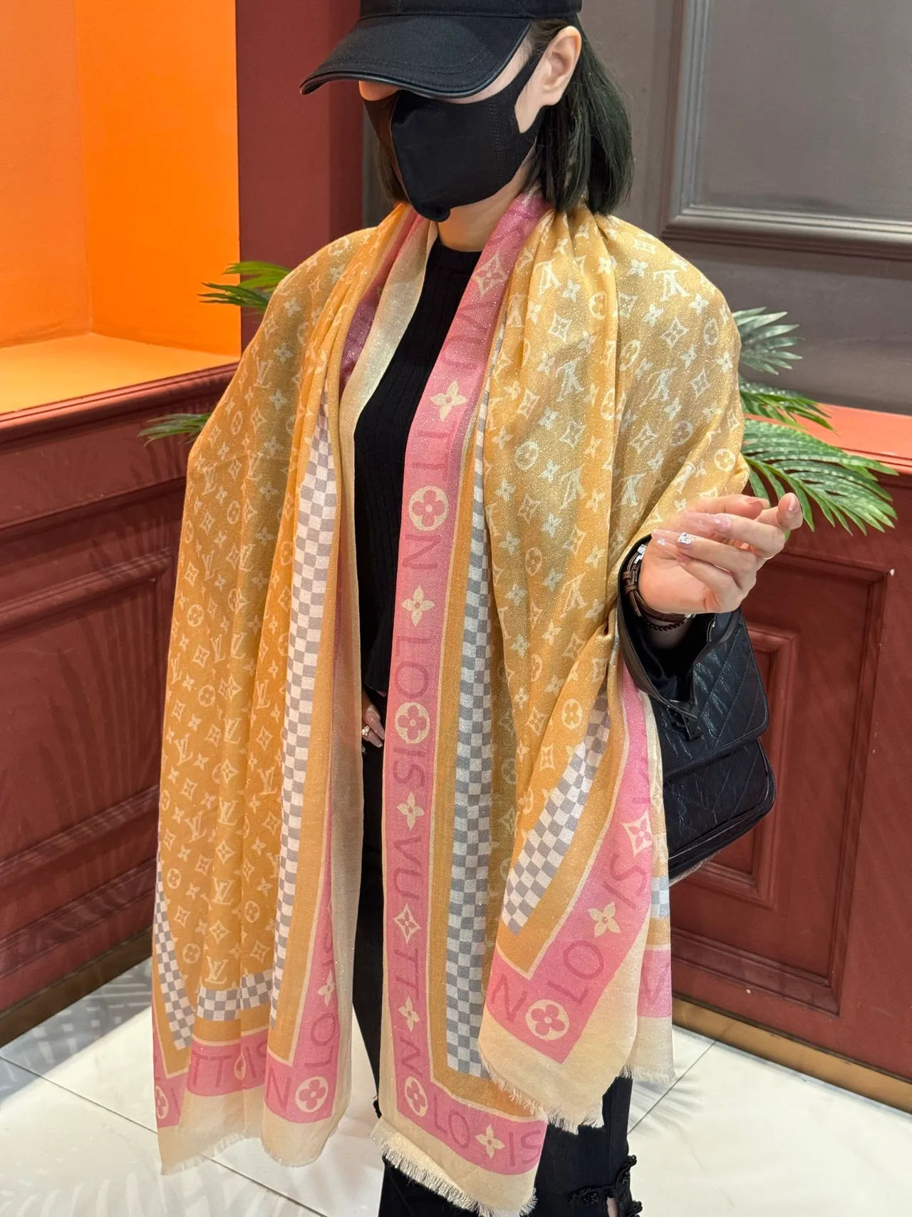 लुई विटन भूरा गुलाबी मोनोग्राम प्रिंट चमकदार शीनी रेशम स्कार्फ 2