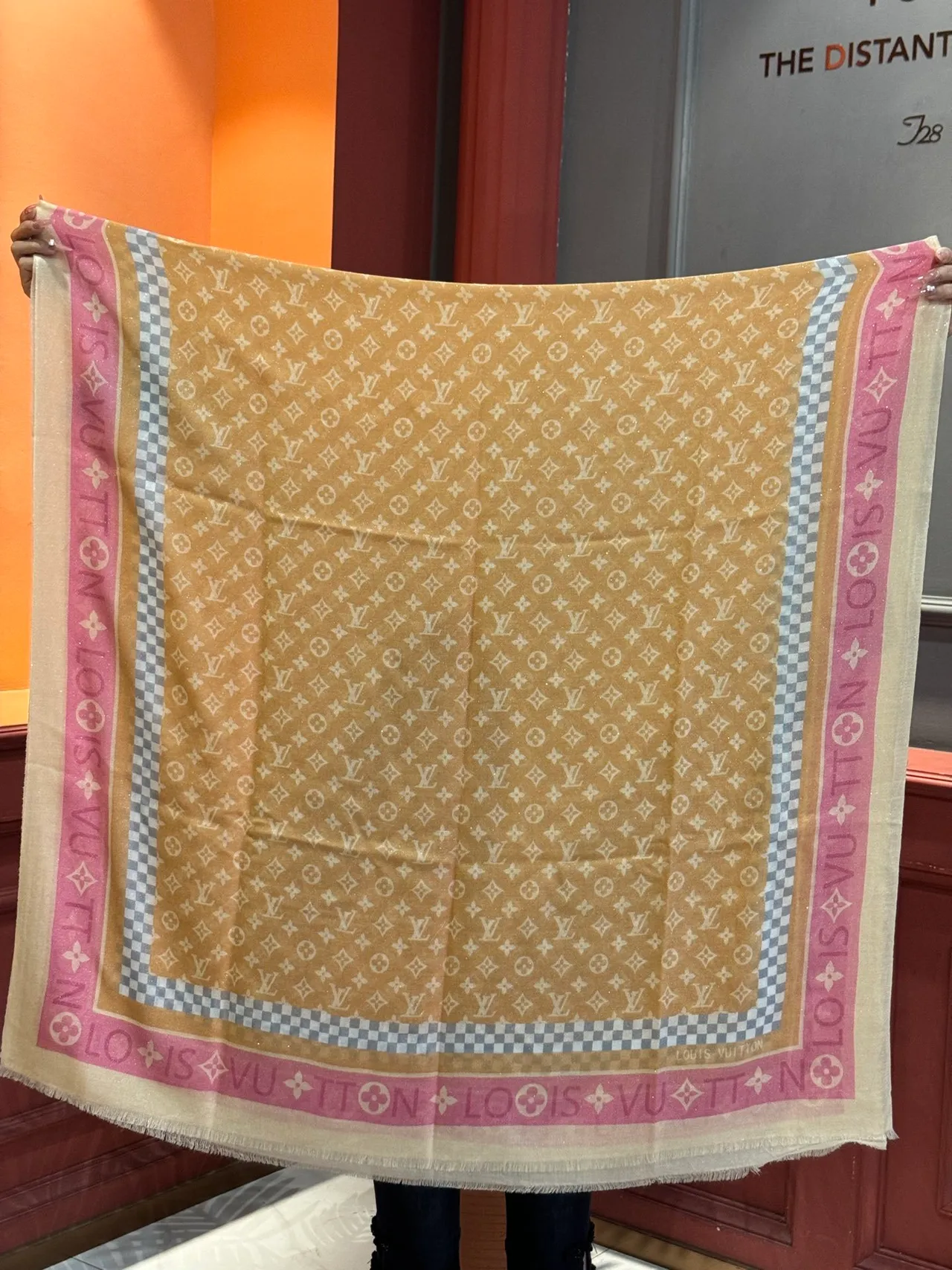 लुई विटन भूरा गुलाबी मोनोग्राम प्रिंट चमकदार शीनी रेशम स्कार्फ 9