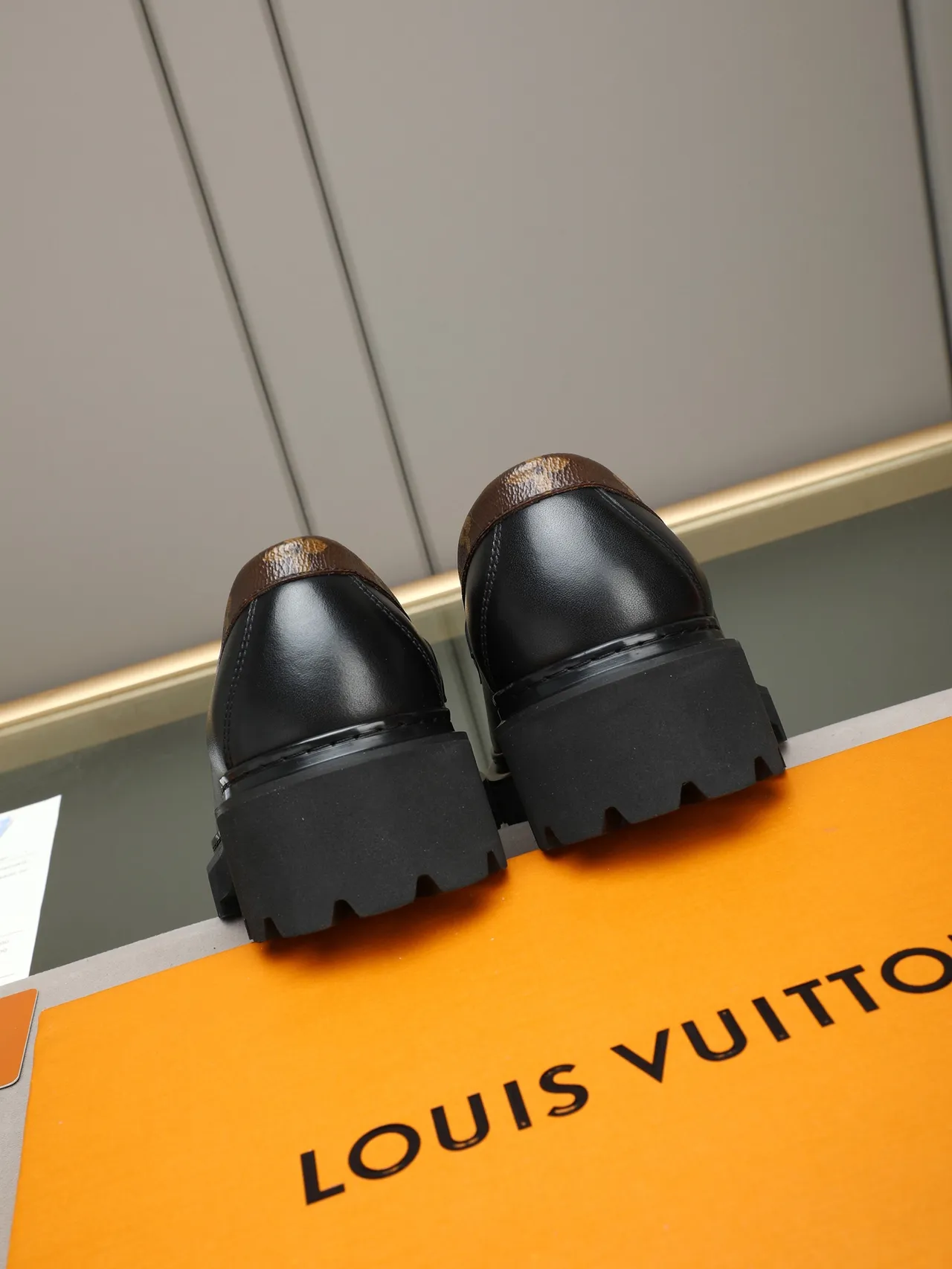 Louis Vuitton Preto Marrom Monograma Lona Borda Dourado Fivela Mocassim 3