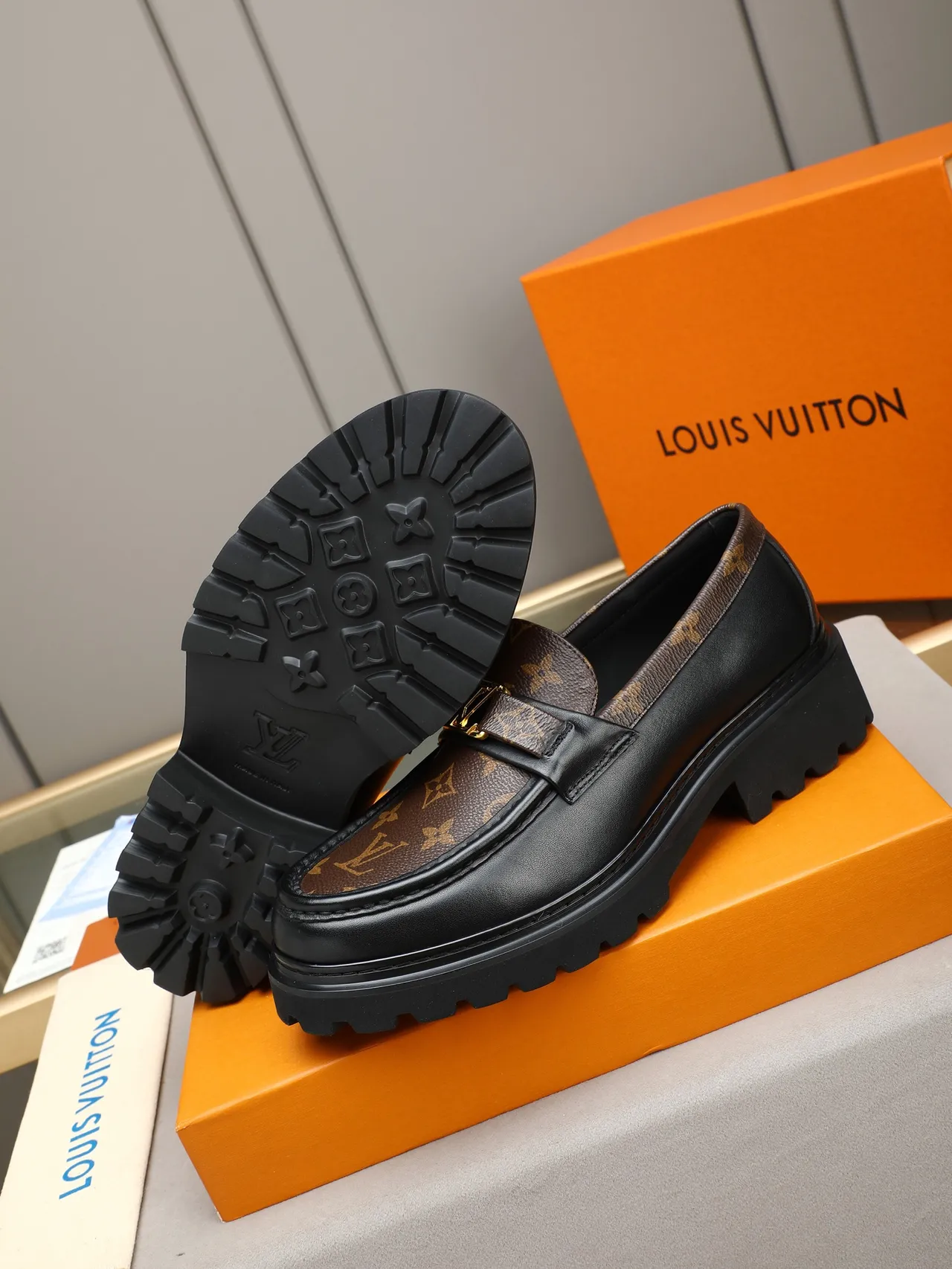 Louis Vuitton Preto Marrom Monograma Lona Borda Dourado Fivela Mocassim 4