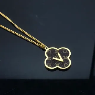 Louis Vuitton Colgante Cuatro Hojas Negro y Oro con Inserción de Monograma en Canvas