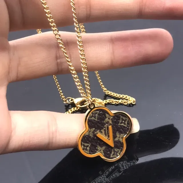 Louis Vuitton قلادة أسود وذهبي رباعية الأوراق مع تركيب مونوغرام على القماش 3