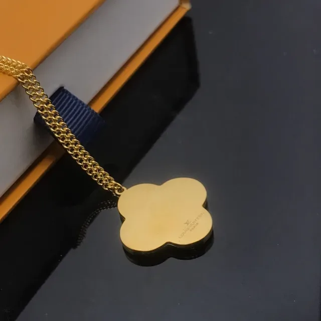 Louis Vuitton قلادة أسود وذهبي رباعية الأوراق مع تركيب مونوغرام على القماش 4