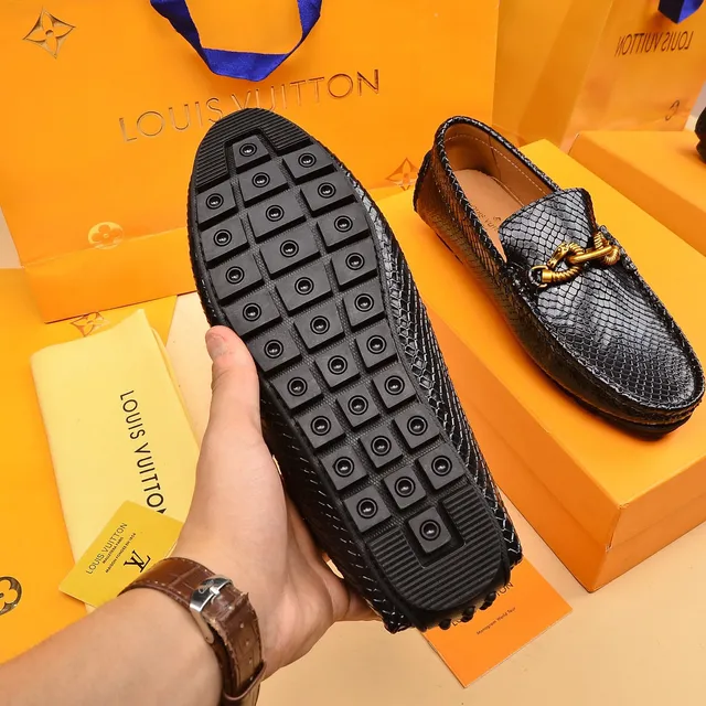 Louis Vuitton Mocassim de couro texturizado com padrão de pele de cobra corrente retorcida hardware preto dourado 2