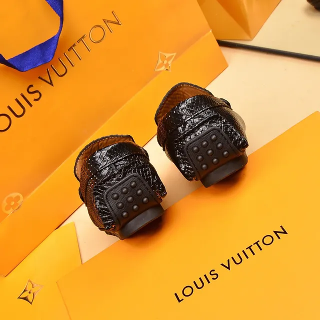 Louis Vuitton Mocassim de couro texturizado com padrão de pele de cobra corrente retorcida hardware preto dourado 3