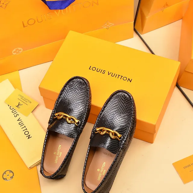 Louis Vuitton Mocassim de couro texturizado com padrão de pele de cobra corrente retorcida hardware preto dourado 4