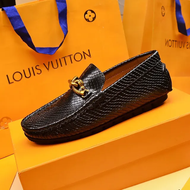 Louis Vuitton Mocassim de couro texturizado com padrão de pele de cobra corrente retorcida hardware preto dourado 5