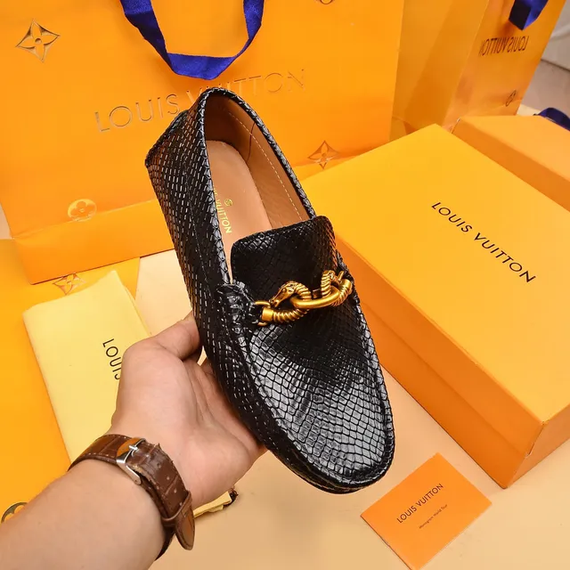 Louis Vuitton Mocassim de couro texturizado com padrão de pele de cobra corrente retorcida hardware preto dourado 6