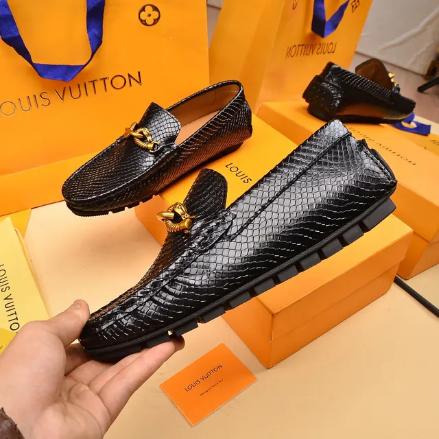 Louis Vuitton Mocassim de couro texturizado com padrão de pele de cobra corrente retorcida hardware preto dourado 7