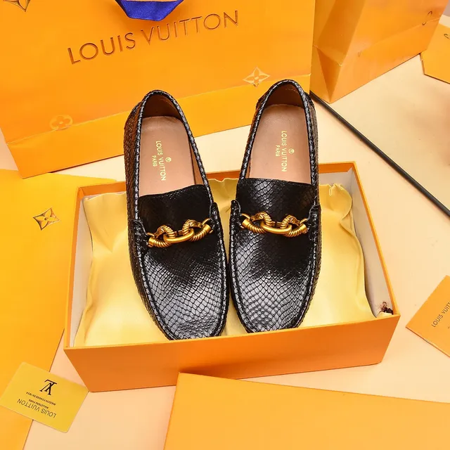 Louis Vuitton Mocassim de couro texturizado com padrão de pele de cobra corrente retorcida hardware preto dourado 8