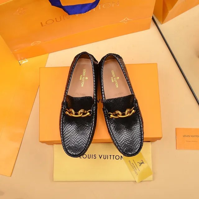 Louis Vuitton Mocassim de couro texturizado com padrão de pele de cobra corrente retorcida hardware preto dourado 9