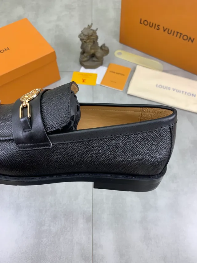 Louis Vuitton Black Gold Textured Pebbled Leather LV Circle Buckle Loafer 3