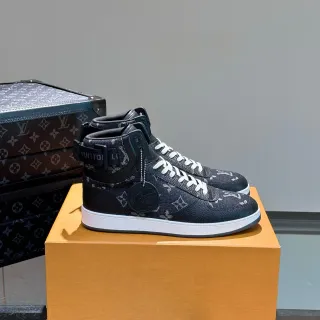 Louis Vuitton Zapatillas Lifestyle Negros Blancos con Suela Alta y Estampado Monograma