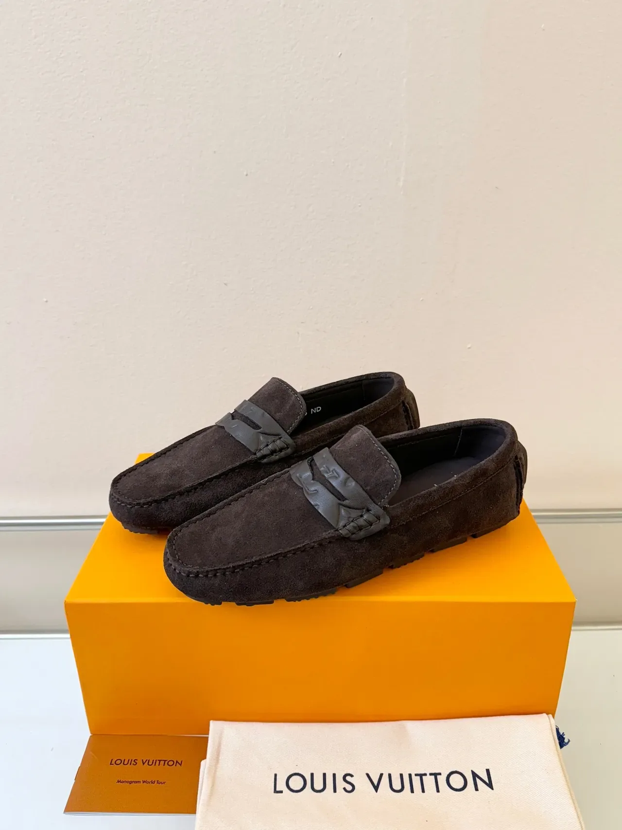 Louis Vuitton Loafer camurça marrom e preto com alça de couro em forma de H 2
