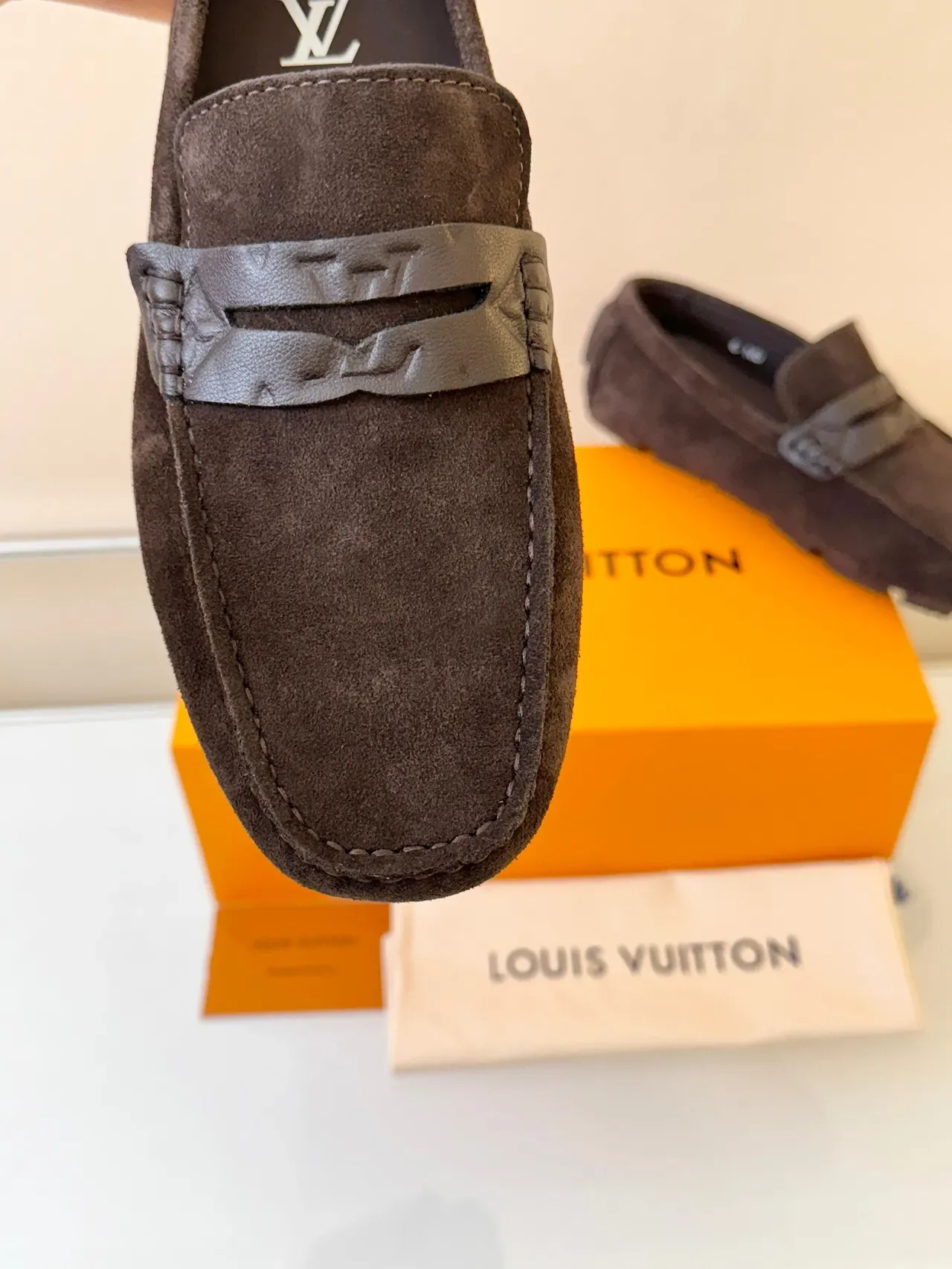 Louis Vuitton Loafer camurça marrom e preto com alça de couro em forma de H 3