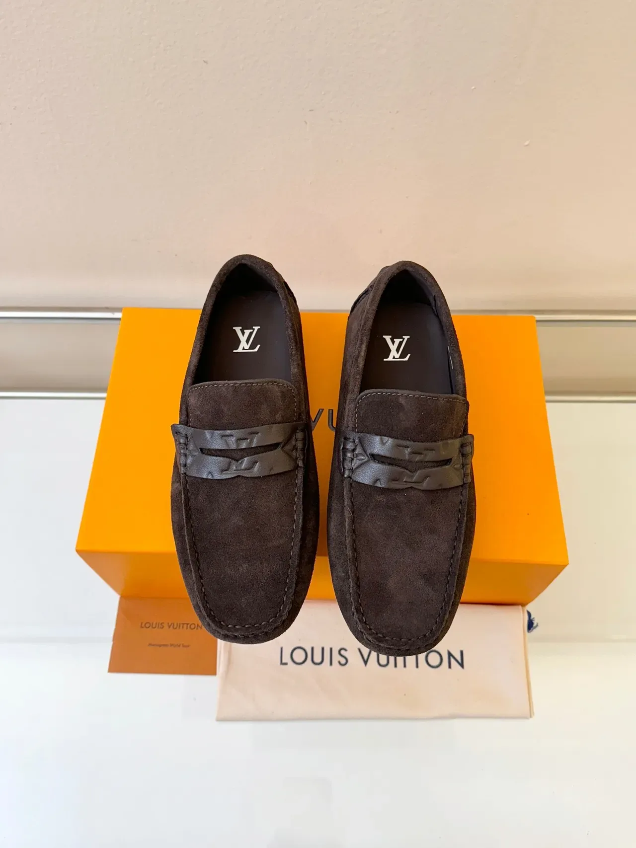 Louis Vuitton Loafer camurça marrom e preto com alça de couro em forma de H 6