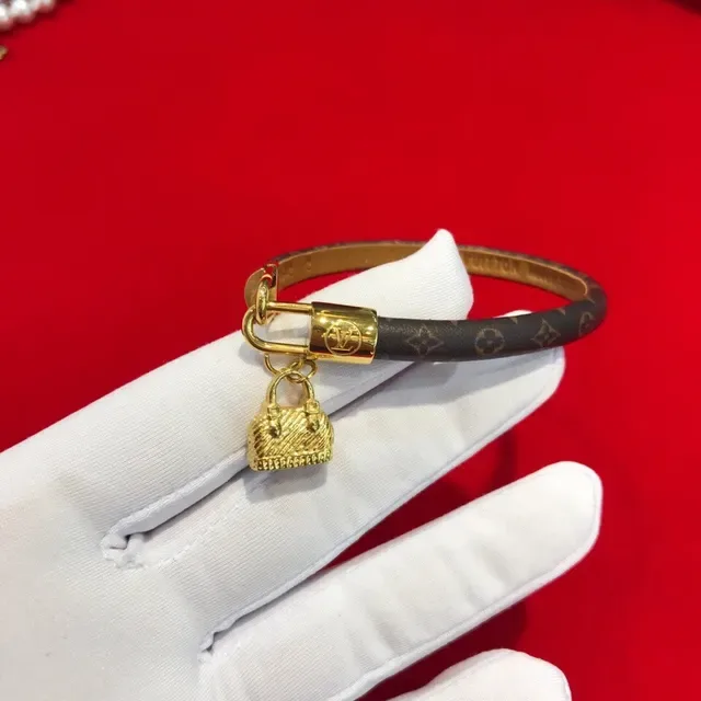 Louis Vuitton Pulseira Marrom Dourada Monograma Lona Fecho de Cadeado 2