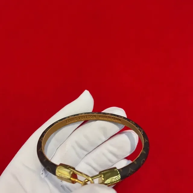 Louis Vuitton Pulseira Marrom Dourada Monograma Lona Fecho de Cadeado 3