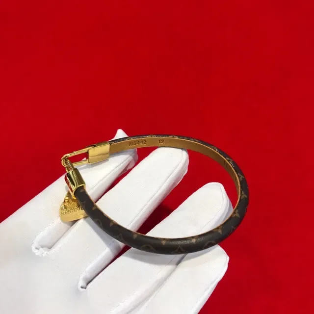 Louis Vuitton Pulseira Marrom Dourada Monograma Lona Fecho de Cadeado 4
