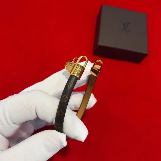 Louis Vuitton Pulseira Marrom Dourada Monograma Lona Fecho de Cadeado 6