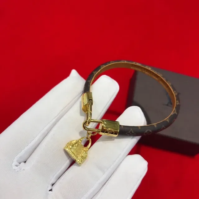 Louis Vuitton Pulseira Marrom Dourada Monograma Lona Fecho de Cadeado 8