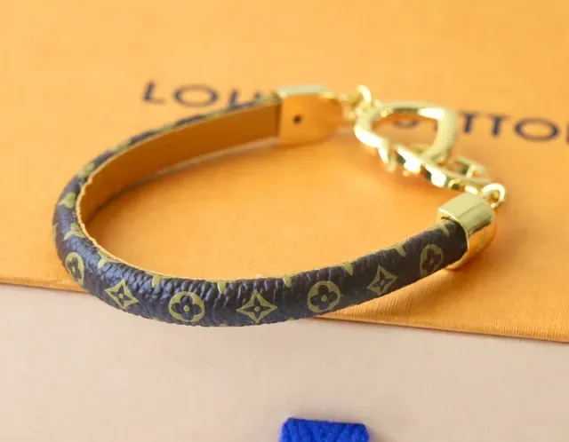 Louis Vuitton Pulsera Marrón Dorado Monograma Lona Pulida Charm Doble Corazón 4