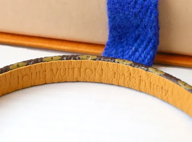 Louis Vuitton Pulsera Marrón Dorado Monograma Lona Pulida Charm Doble Corazón 5