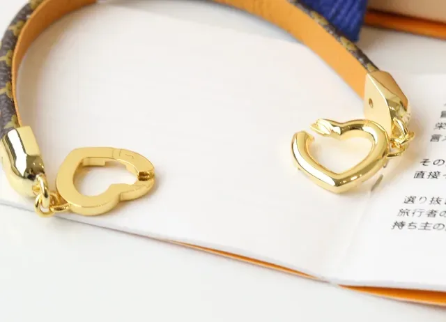 Louis Vuitton Pulsera Marrón Dorado Monograma Lona Pulida Charm Doble Corazón 6