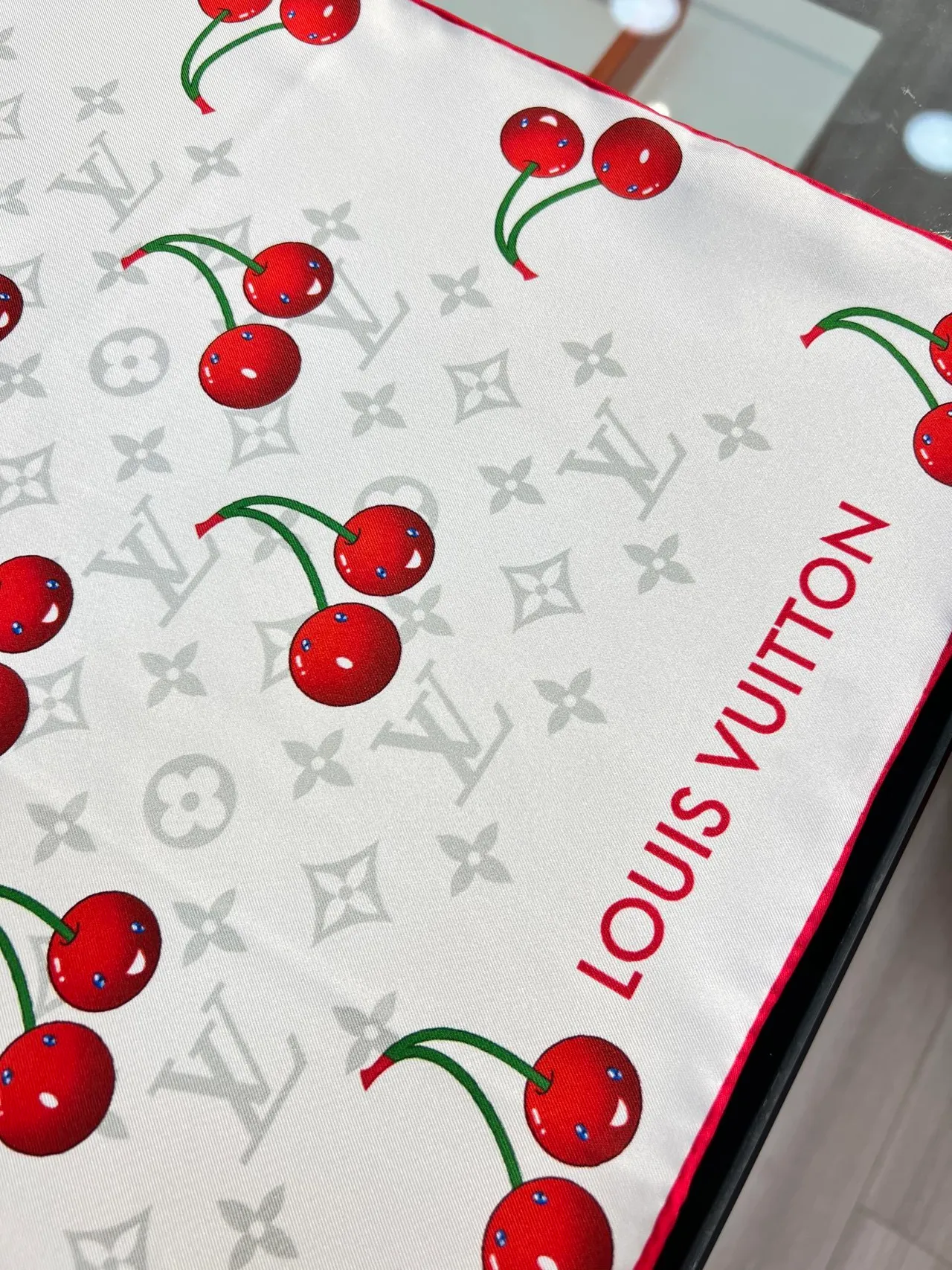 Louis Vuitton চেরি প্রিন্ট মনোগ্রাম রেশমের স্কার্ফ 4