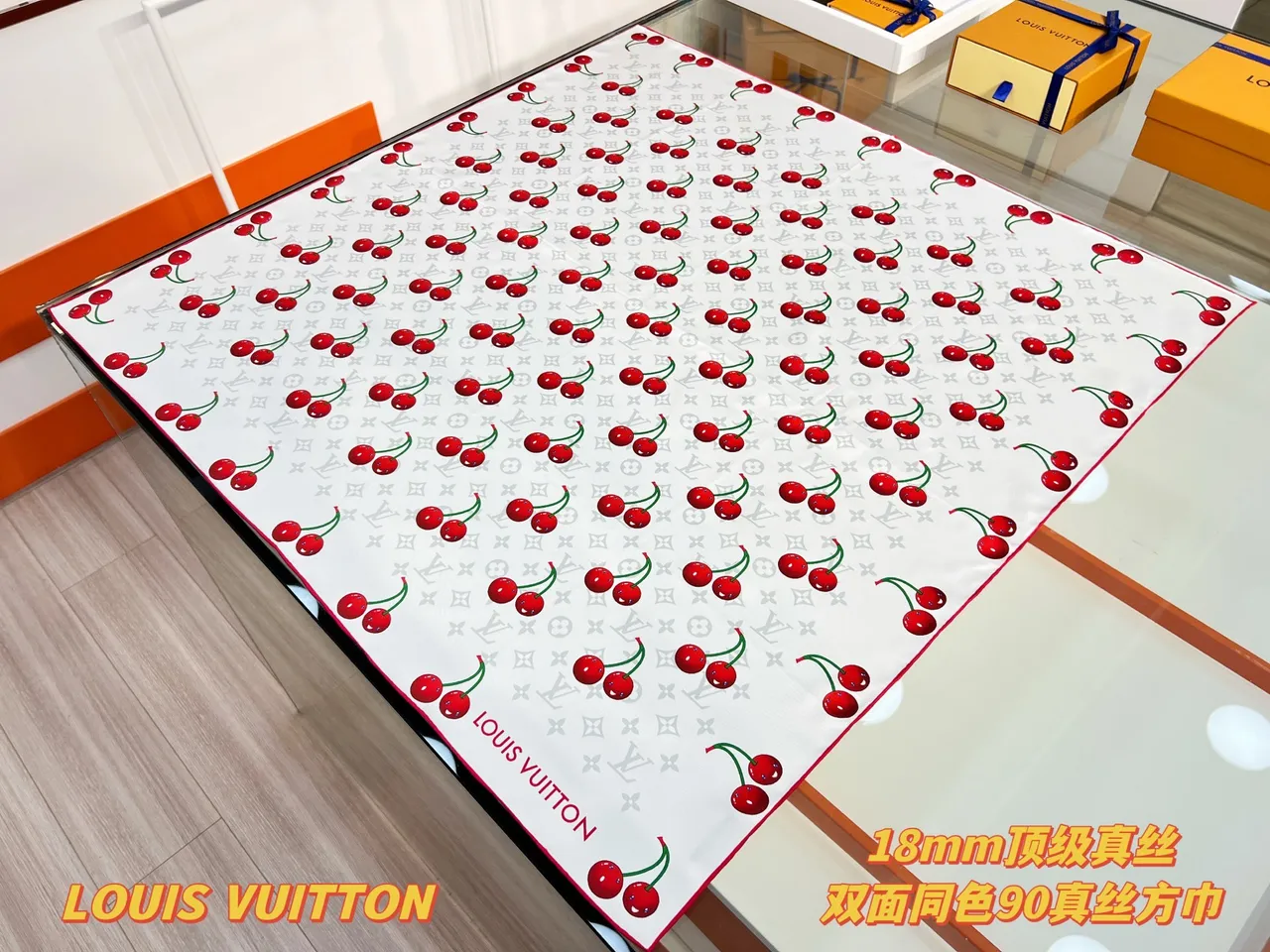 Louis Vuitton চেরি প্রিন্ট মনোগ্রাম রেশমের স্কার্ফ 7