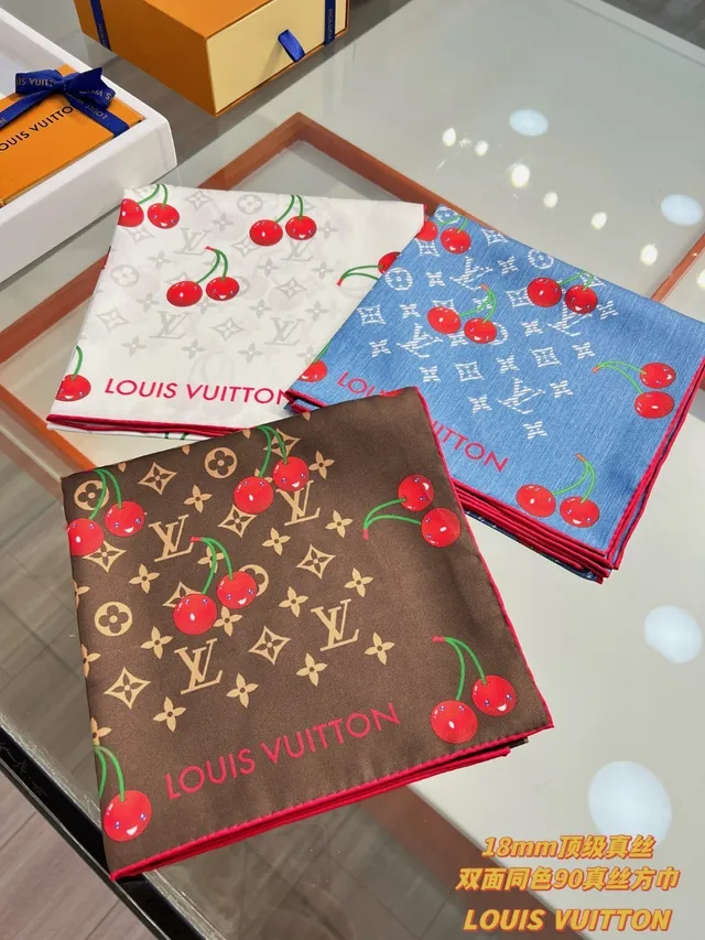 Louis Vuitton চেরি প্রিন্ট মনোগ্রাম রেশমের স্কার্ফ 9