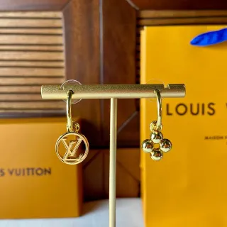 أقراط Louis Vuitton دائرية للنقوش ونمط الزهور بنغمة ذهبية