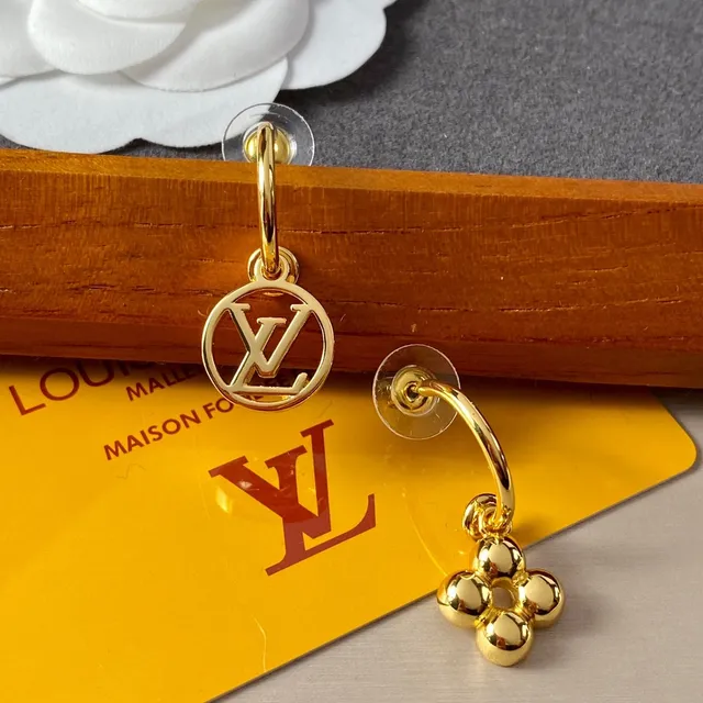 Louis Vuitton Boucles d'oreilles motif monogramme rond et fleur en ton doré 4