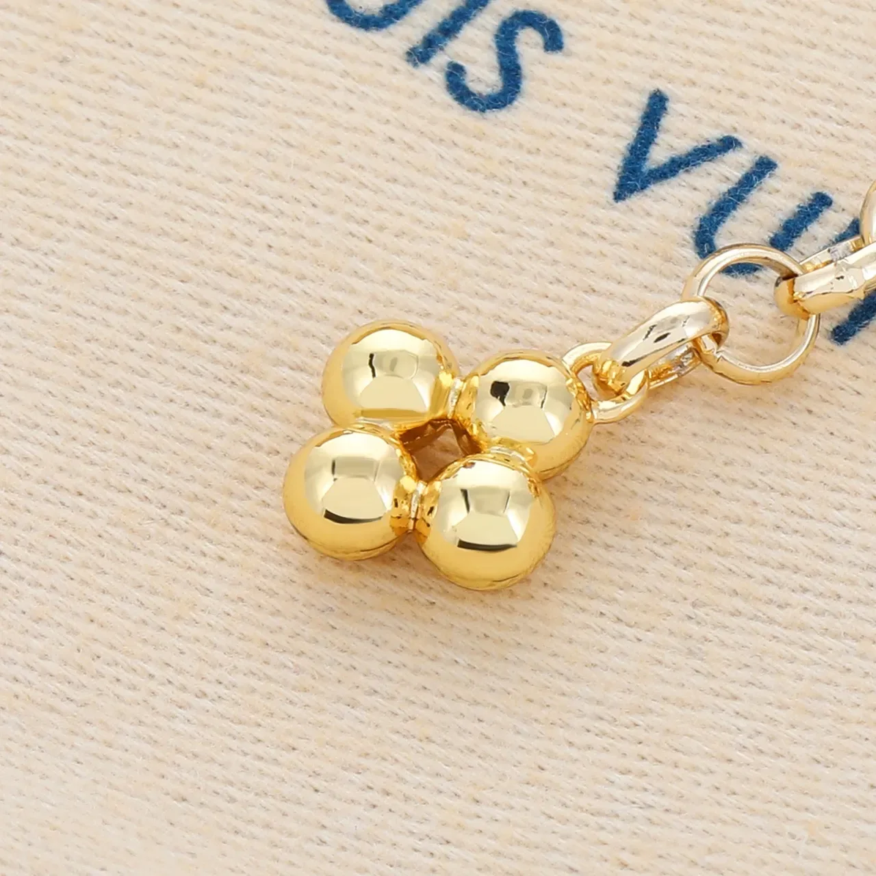 Louis Vuitton CoEUR Gold Blue Metal Heart-Shaped Pendant Bracelet 2