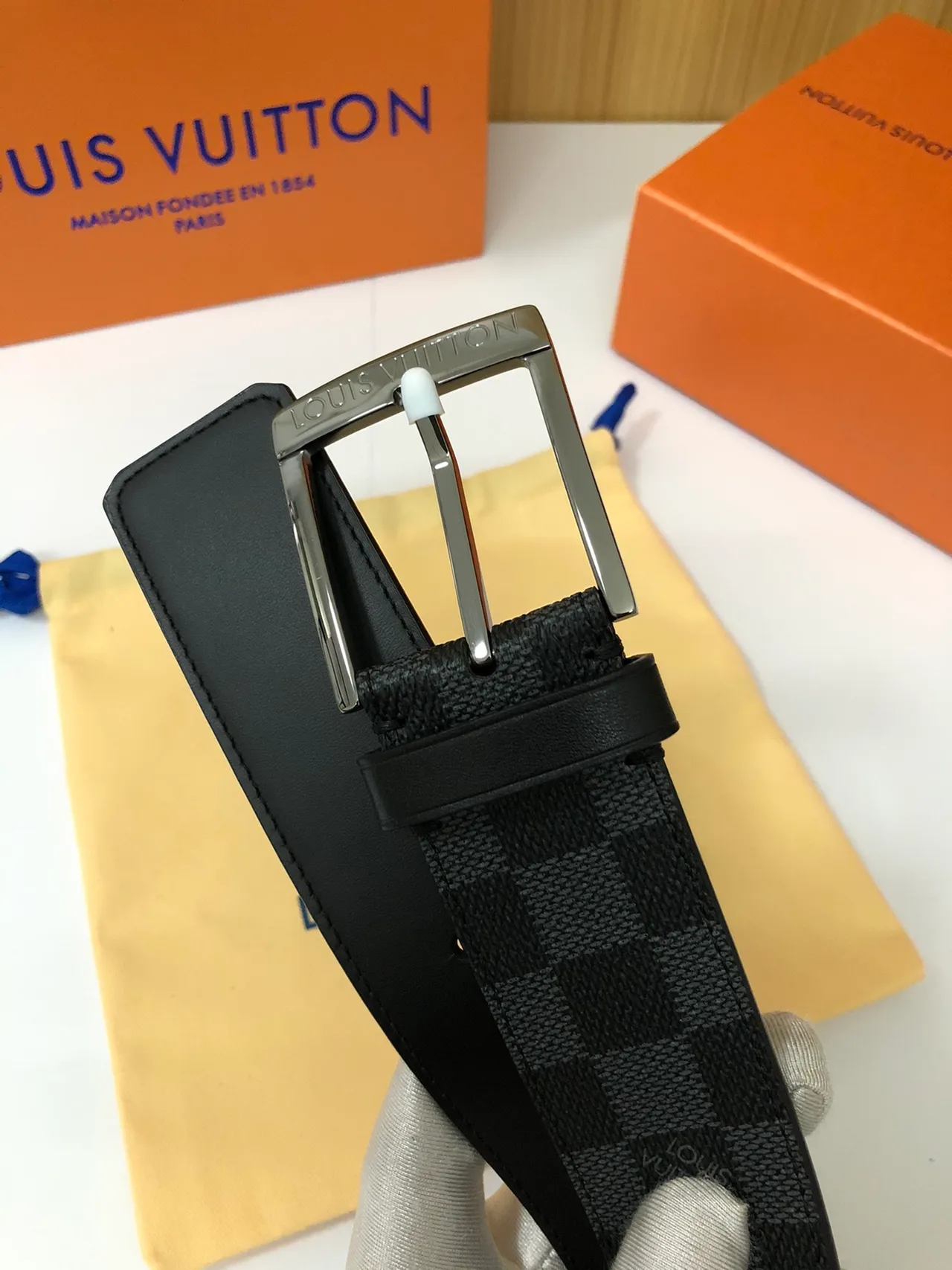 Louis Vuitton Damier 石墨黑灰 Monogram Canvas Polished Silver-Tone Buckle Leather Belt 3