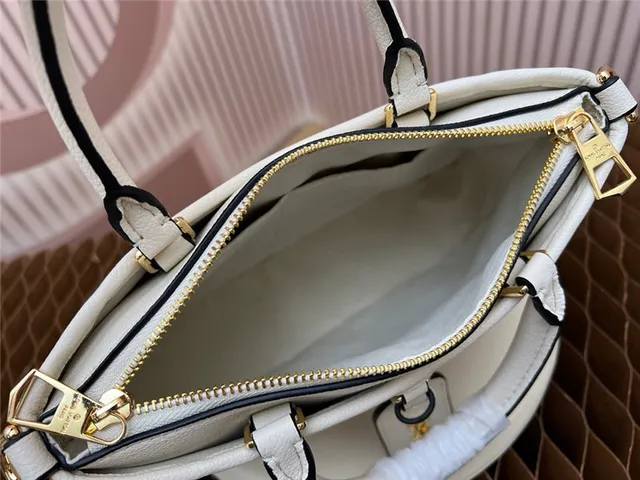 Sac Boston cuir Louis Vuitton Dauphine noir monogramme embossé 2