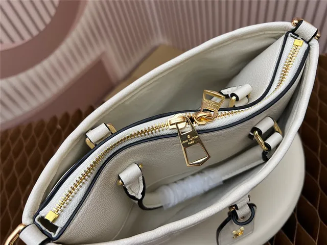 Sac Boston cuir Louis Vuitton Dauphine noir monogramme embossé 3