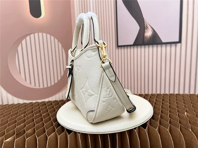 Sac Boston cuir Louis Vuitton Dauphine noir monogramme embossé 8