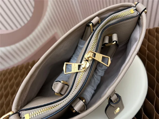 Sac Boston cuir Louis Vuitton Dauphine noir monogramme embossé 12