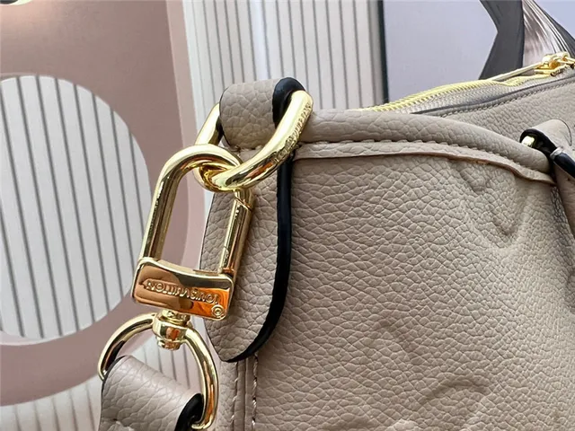 Sac Boston cuir Louis Vuitton Dauphine noir monogramme embossé 13